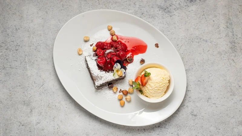 Csokoládés brownie vaníliafagylalttal és málnaragúval, olasz étterem Csepel