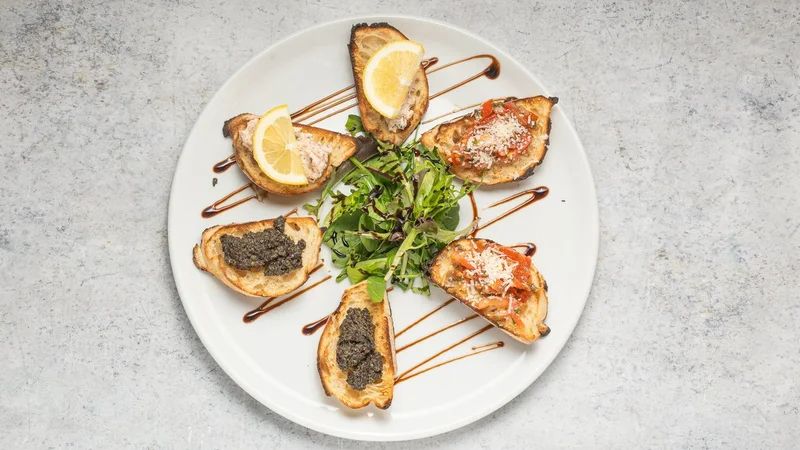 Bruschetta válogatás lazac tatárral és olívakrémmel, Cavallino Csepel