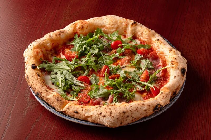 Friss calabrese pizza rukkolával és paradicsommal, Budapest 21. kerület