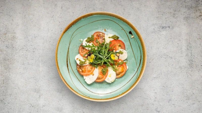 Caprese bivalymozzarellával, paradicsommal és bazsalikommal, olasz étterem Csepel