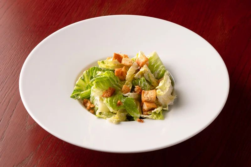 Insalata Caesar cézár saláta parmezánforgáccsal, olasz étterem Csepel