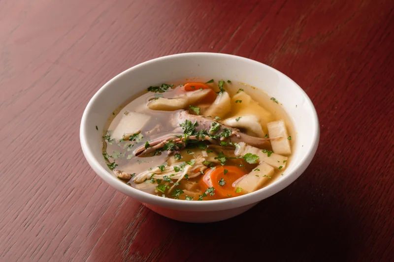 Zuppa di Nonna tyúkhúsleves vargányás raviolival, olasz étterem Csepel