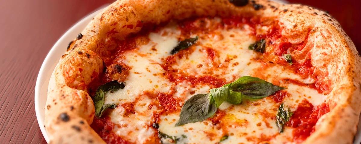 Nápolyi stílusú pizza paradicsomszósszal, olvasztott mozzarellával és friss bazsalikommal a csepeli Cavallinóban