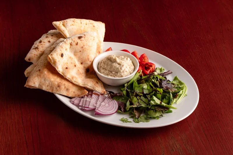 Focaccia padlizsánkrémmel és koktélparadicsommal, olasz étterem XXI. kerület