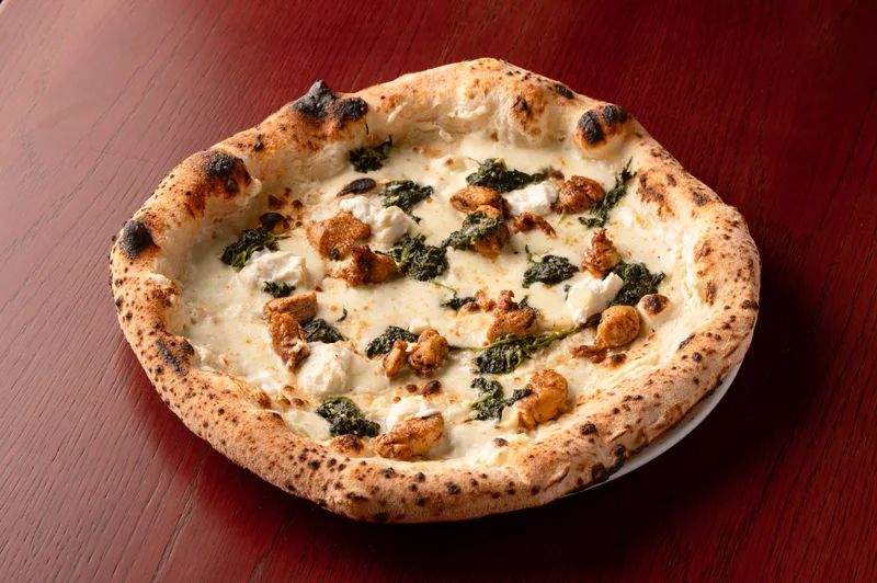 Pizza del pizzaiolo spenóttal és csirkemellel, Csepel