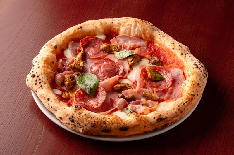 Húsos Pizza di carne szalámival és sonkával, Cavallino pizzéria Csepel
