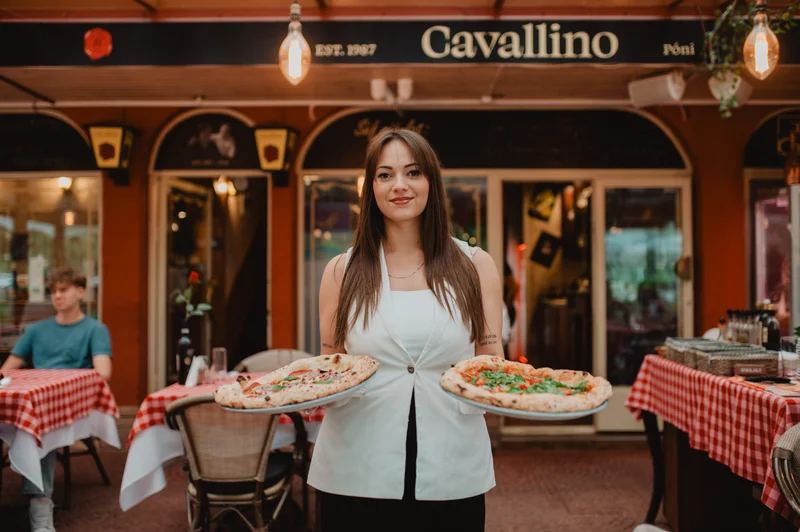felszolgáló pizzaval, cavallino olasz étterem csepel
