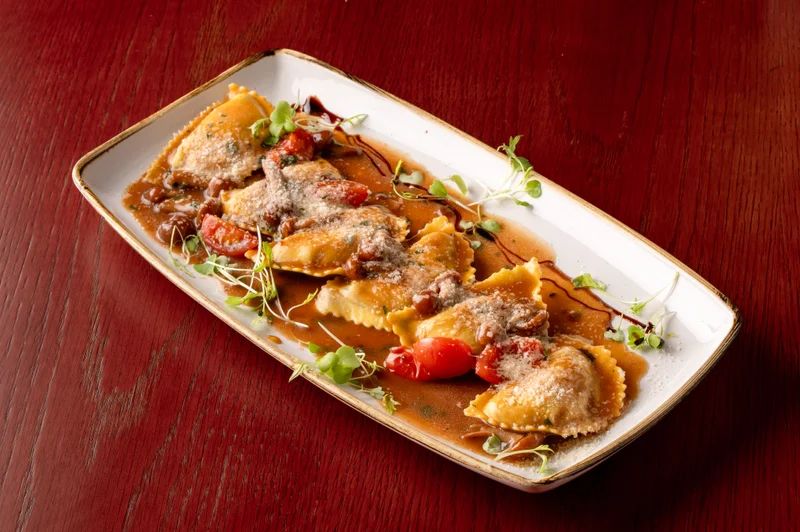 Ravioli con ossobuco marhalábszár-töltelékkel, Cavallino Csikó sétány