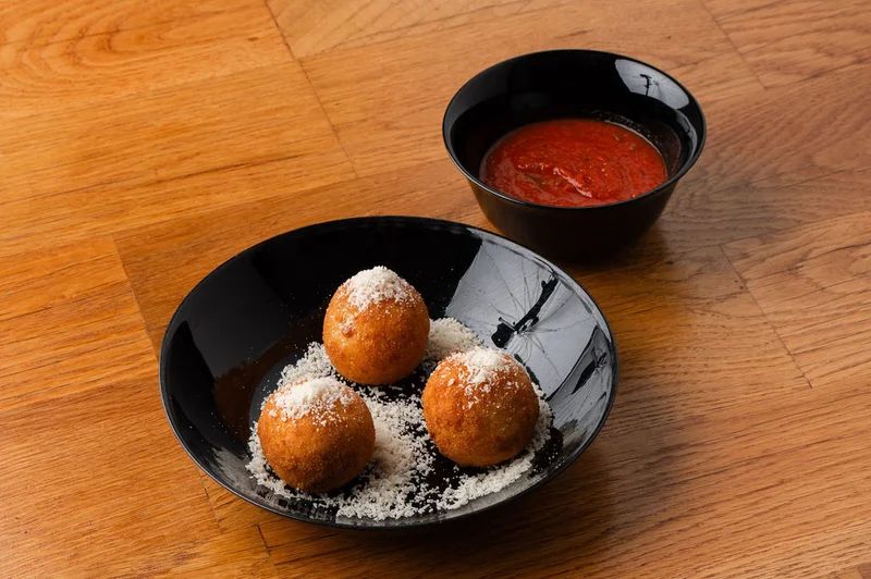 Arancini Formaggio sajtos rizsgolyó, Fermento pizzéria Budapest