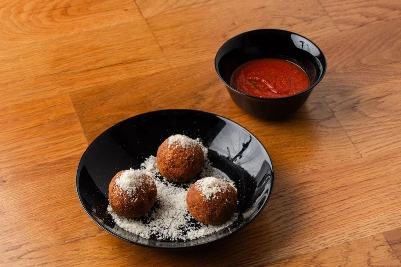Arancini Spezzatino nápolyi raguval töltve, Fermento Buda