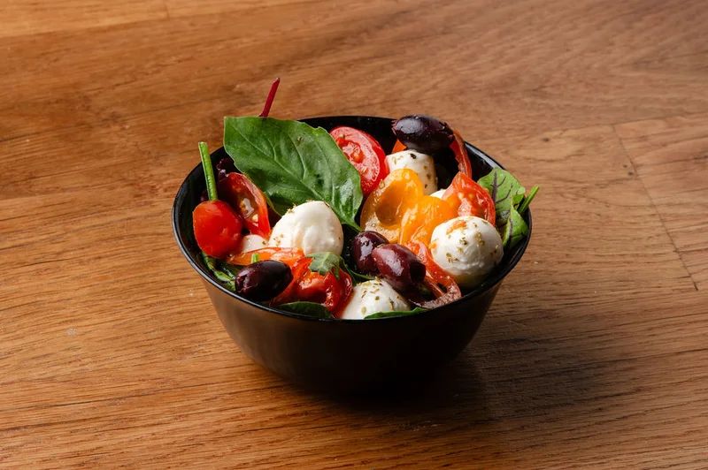 Caprese saláta mozzarellával és bazsalikommal, Fermento Budapest I. ker.