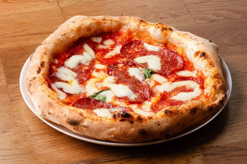 Diavola csípős pizza olasz szalámival, Fermento pizzéria Budán