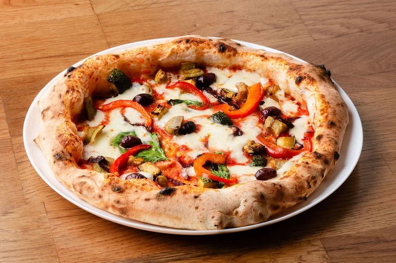 Ortolana zöldséges nápolyi pizza grillzöldségekkel, Fermento Budapest