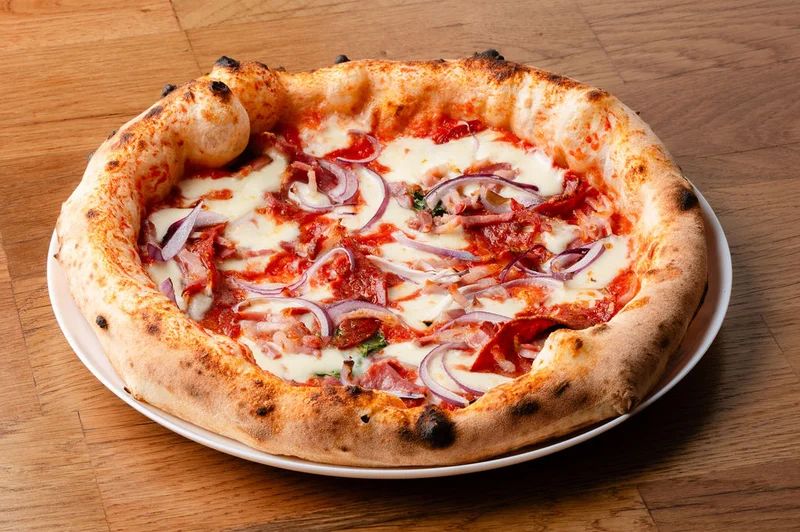 Porcellini húsos nápolyi pizza szalámival, Fermento pizzéria Budán