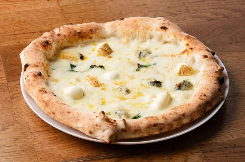 Quattro formaggi négysajtos pizza, Fermento pizzéria Budapest I. ker.