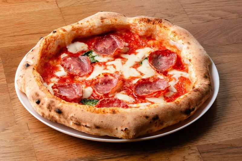 Salame szalámis nápolyi pizza, Fermento pizzéria Csalogány utca
