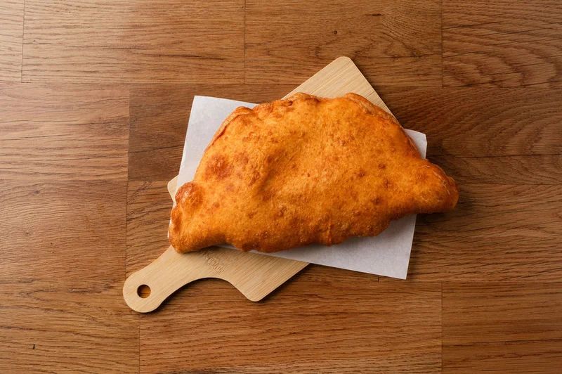 Pizza Fritta Salame sült nápolyi pizza, Fermento Budapest 1. kerület
