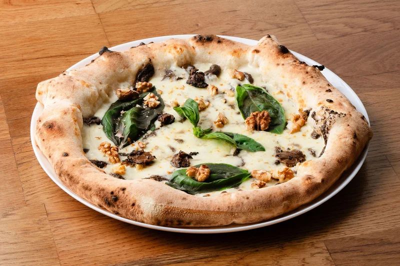 Tartufo szarvasgombás pizza dióval, Fermento pizzéria Buda