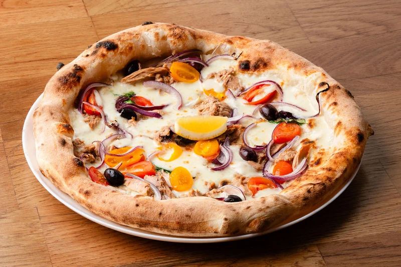 Tonno e Cipolla tonhalas pizza lilahagymával, Fermento Budapest